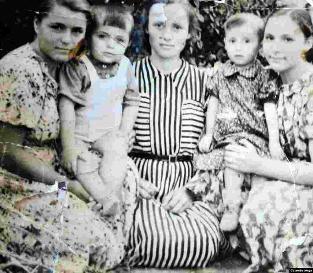 Sora mai mare Anastasia (stânga), în brațe cu Nicolae Terzi în vârstă de 4 ani. Cișmichioi, 1960