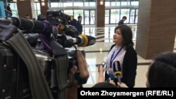 Ұлттық қоғамдық сенім кеңесінің мүшесі, адвокат Айман Омарова жиын алдында журналистер сұрақтарына жауап беріп тұр. Нұр-Сұлтан, 6 қыркүйек 2019 жыл.