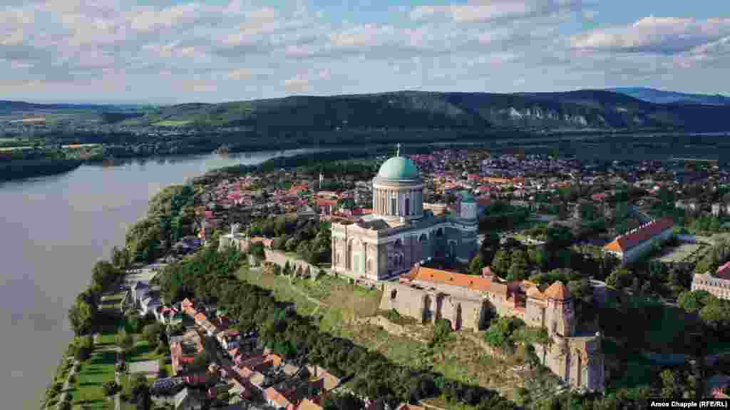 Bazilika Esztergom në brigjet e Lumit Danub. E kompletuar më 1869, ajo është kisha më e madhe në Hungari. Sllovakia është në anën e majtë të lumit.