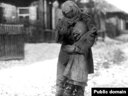 Мать с ребенком во время голода 1930-х годов в казахских степях.