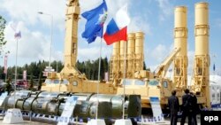 Sistemul rusesc anti-balistic S-300VM "Antey-2500" expus la un forum tehnico-militar din Kubinka, regiunea Moscovei, 16 iunie 2015