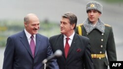 Президент Украины Виктор Ющенко (справа) и его белорусский коллега Александр Лукашенко. Киев, ноябрь 2005