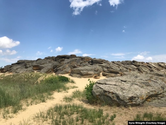 Камені Кам’яної Могили на золотавому піску, Запорізька область. 18 червня 2018 року