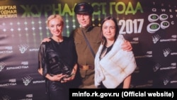 Анна Мелихова с наградой (слева)