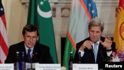 Госсекретарь США Джон Керри (справа) и министр иностранных дел Туркменистана Решид Мередов (слева) 