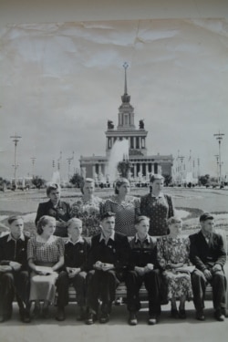Камсамолец Калачык (у цэнтры) з маладымі перадавікамі, 1956