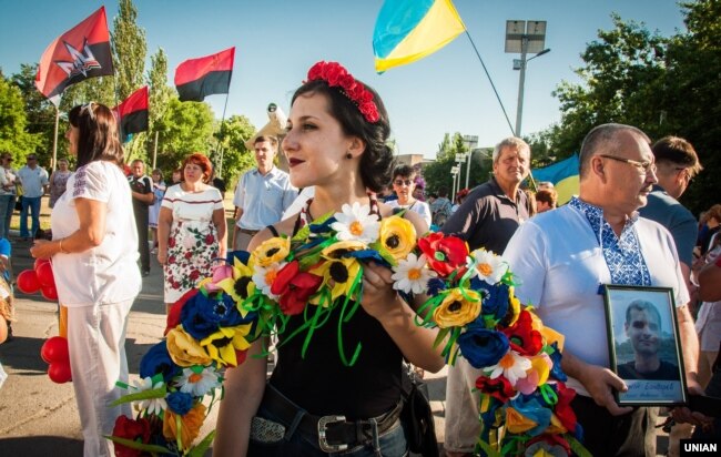 Учасники патріотичної ходи з нагоди третьої річниці визволення Краматорська від російських гібридних сил. Краматорськ, 5 липня 2017 року