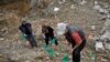 Forenzičari obilježavaju masovnu grobnicu sa ostatcima tela kosovskih Albanaca u Rudnici na jugu Srbije u aprilu 2014.