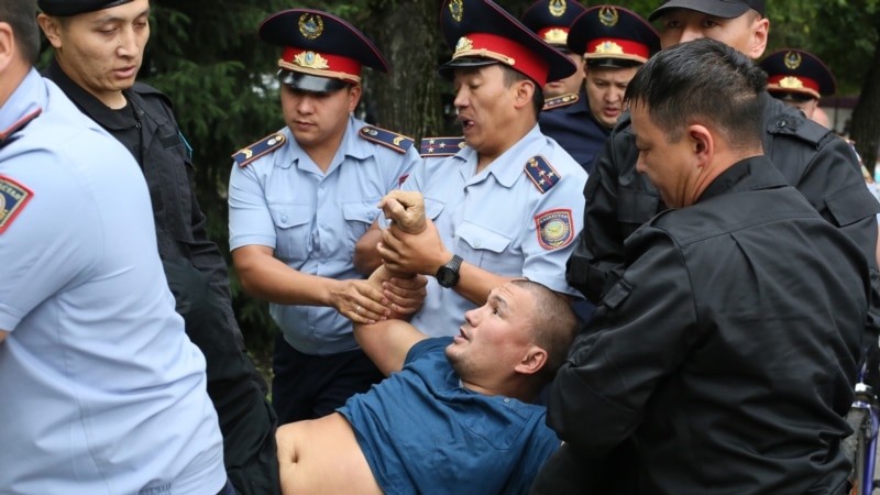 Алматыда акын Ринат Зайитов баш болгон адамдарды полиция кармап кетти