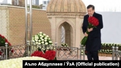 Ўзбекистон президенти Шавкат Мирзиёев Ислом Каримов қабри пойида унинг хотирасига ҳурмат бажо келтирмоқда.