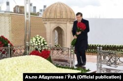 Өзбекстан президенті Шавкат Мирзияев Ислам Каримовтың Самарқандтағы зиратында.