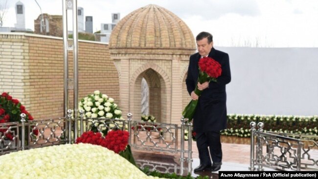 Президент Узбекистана Шавкат Мирзияев на могиле своего предшественника Ислама Каримова в Самарканде.