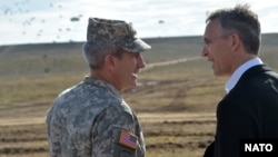Lieutenant General John Nicholson (L) and NATO Secretary-General Jens Stoltenberg talk during NATO Exercise Trident Juncture in November 2015. 
