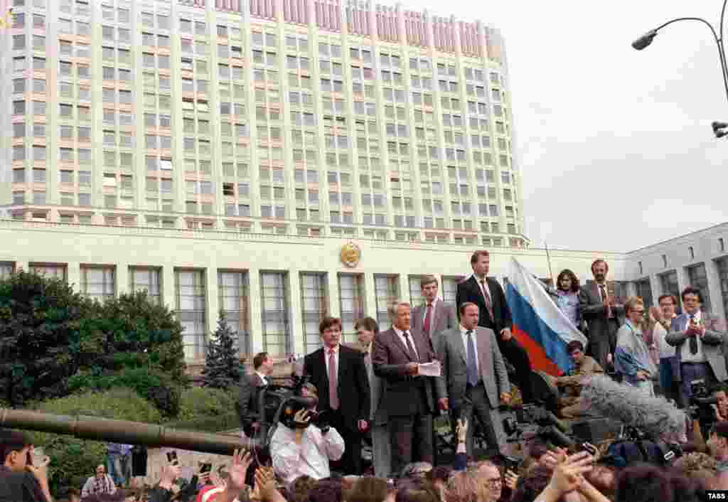 Борис Єльцин під час путчу, 19 серпня 1991 року