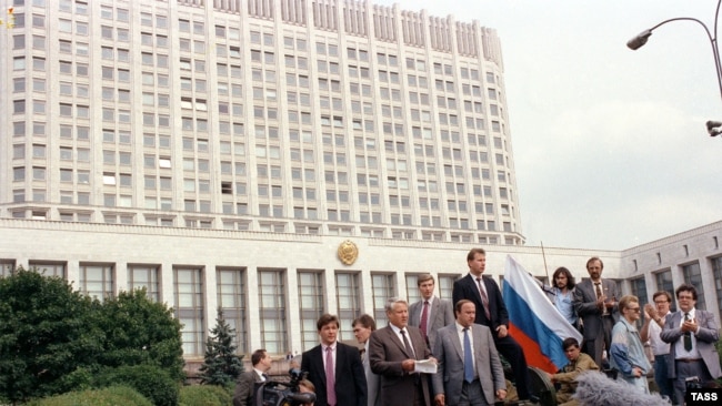 Борис Ельцин и его соратники 18 августа 1991 года во время путча ГКЧП