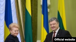 Ukraina prezidenti Petro Poroşenko Latviya Cumhuriyeti prezidenti Dalia Gribauskayte ile beraber