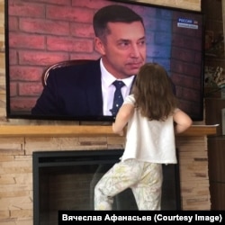 Дочка Вячеслава смотрит на папу во время его эфира