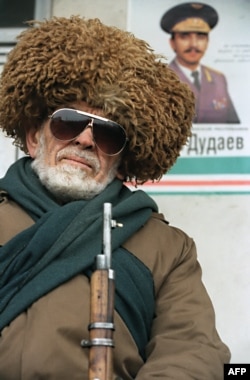 Житель Чечни у портрета президента Ичкерии Джохара Дудаева, 18 декабря 1994 года