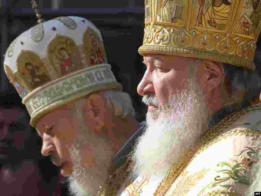 Ukraine -- Metropolitan Volodymyr (L) and Russian Orthodox Church Patriarch Kirill during liturgy in Pechresk Lavra in Kyiv, 28Jul2009 - UKRAINE, Kiev : Russian Orthodox Church Patriarch Kirill (R) and Ukrainian Metropolitan Volodymyr (L) cross themselves during liturgy in Kiev Pechresk Lavra in Kiev on July 28, 2009. The head of the Russian Orthodox Church, Patriarch Kirill arrived in Ukraine on Monday for a ten-day visit