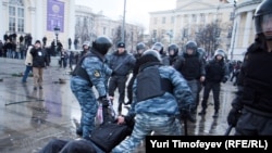 Russia -- Riot police clash with fans on their action on Manezhnaya square in memory of Yegor Sviridov, killed by Caucasian in December 6, 11Dec2010