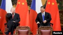 Președintele Cehiei Milos Zeman (s) și omologul său chinez Xi Jinping (d) la o ceremonie din Beijing, 12 mai, 2017