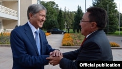 Встреча президентов Кыргызстана и Монголии в государственной резиденции "Ала-Арча"
