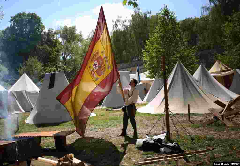 Spanish contestant Santiago Torres Bejarano makes his way to the battleground with his team's flag. 
