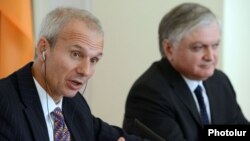 Armenia - British Minister for Europe David Lidington (L) speaks at a news conference with Armenian Foreign Minister Edward Nalbandian in Yerevan, 18Sep2012.