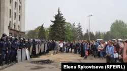 Милиция перед Домом профсоюзов в Одессе. 3 мая 2014 года.