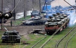 Українські танки, захоплені російською армією в Криму, переправляють для посилення російського військового угруповання на кордоні з материковою Україною, березень 2014 року