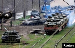 Українські танки, захоплені російською армією в Криму, переправляють для посилення російського військового угруповання на кордоні з материковою Україною, березень 2014 року