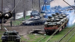 Украинские танки, захваченные российской армией в Крыму, переправляют для укрепления российской воинской группировки на границе с материковой Украиной, март 2014 года