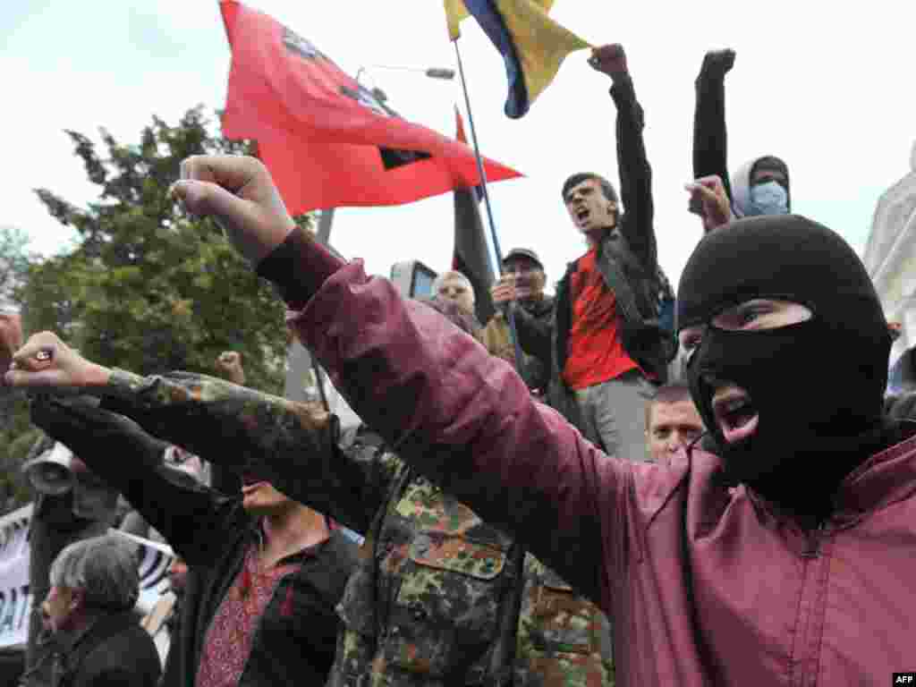 Ukraine -- Ultra-nationalists shout as they protest against Russian Orthodox Patriarch Kirill's visit in Kyiv, 27Jul2009 - Ukrainian ultra-nationalists shout as they protest against Russian Orthodox Patriarch Kirill's visit in Kiev on July 27, 2009. Kirill started on July 27 a 10-day official visit to Ukraine