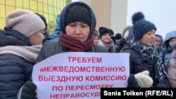 Прибывшая из Алматы в столицу активистка Мадина Кукетаева на протестной акции (вторая слева) и активистка движения ипотечников Канагат Такеева (справа). Нур-Султан, 17 февраля 2020 года. 