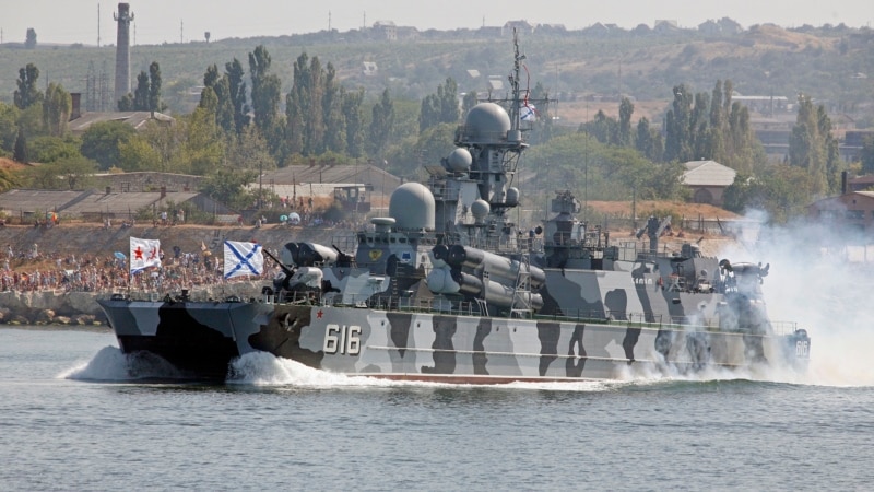 Российские военные на учениях в Черном море боролись с условным подводным противником