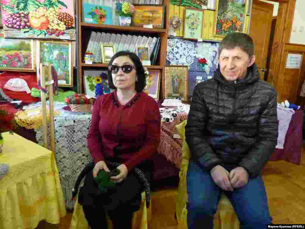 Экспозициялда рихьизарун руго Черкесскалдаса рос-лъади МахIмуд ва Людмила МахIамадовазул хIалтIабиги. МахIмудил кьалбал руго Дагъистаналда. 8 сон бараб мехалда гьев бецлъун вуго. Гьелда хадуб гьев цIализе витIун вуго тIоцеве Грозныялде, хадуб Кисловодск ва Пятигорскалде. Гьениб гьесул лъай-хъвай ккун буго Черкесскалдаса Людмилалгун. Гьез цадахъ гIумру гьабулеб буго 35 соналъ. 