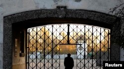 Главные ворота бывшего концлагеря в Дахау около Мюнхена.