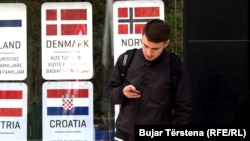 Kosovo je jedina zemlja Zapadnog Balkana čiji građani ne uživaju slobodu kretanja u Šengen zoni (fotografija: čekanje na vizu u Prištini)