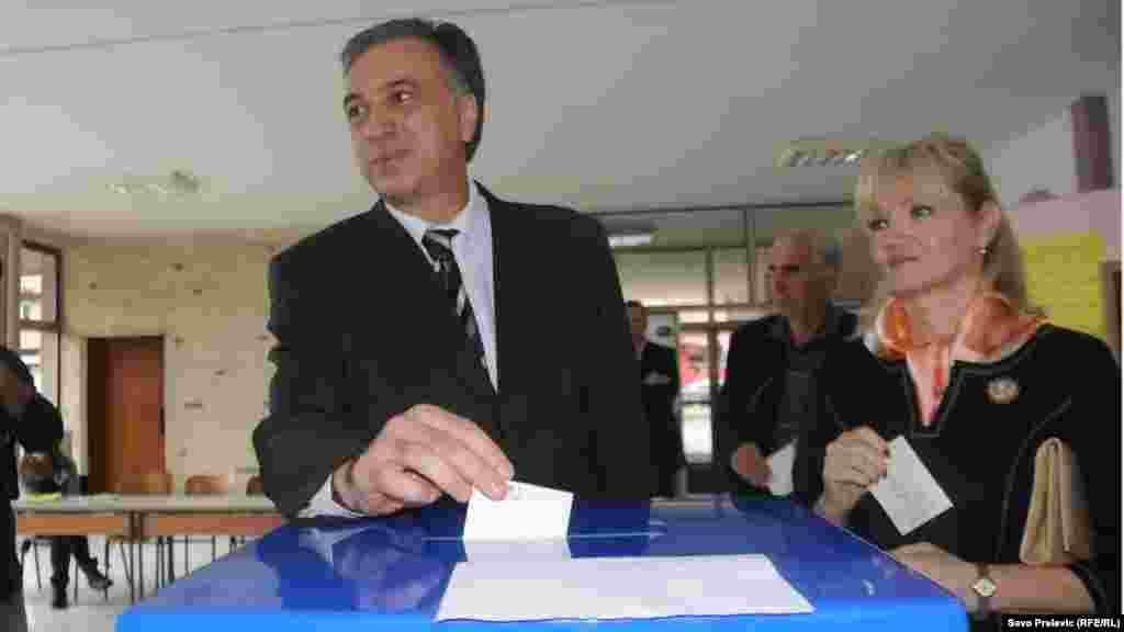 Predsjednik Filip Vujanović na glasanju sa suprugom
