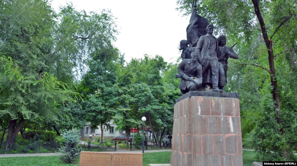 Октябрь революциясы күрескерлеріне қойылған Алматыдағы ескерткіш. 1967 жылы "Октябрьге - 50 жыл" (қазіргі Рысқұлов) даңғылы мен Пушкин көшесінің қиылысына орнатылған ескерткіш әкімдік шешімімен қаланың батыс бөлігіне - Family Park-ке көшірілген. Паркте Ленин, Горький, Калинин, Фрунзе және Виноградов ескерткіштері бір жерге жиналған. Алматы. 13 шілде 2017 жыл.