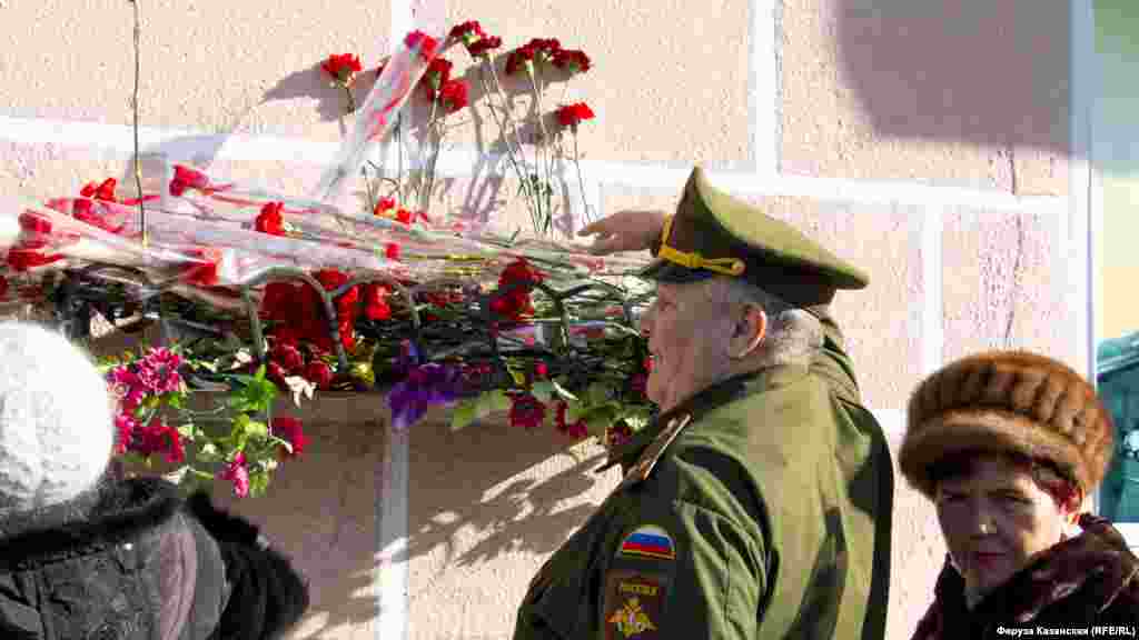 Участники митинга возложили цветы к памятной доске, посвященной Амет-Хану Султану