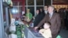 Nursoltan Nazarbaýew prezident wagtynda Almatyda açylan güýmenje-oýunlar merkezinde, aýaly Sara hem agtygy Aýsultan (sagda) bilen. Almaty, 1997-nji ýyl.