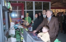 Президент Казахстана Нурсултан Назарбаев на открытии развлекательного парка с внуком Айсултаном. Алматы, 1997 год.