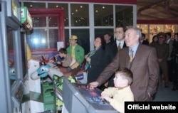 Президент Казахстана Нурсултан Назарбаев на открытии развлекательного парка с супругой Сарой и внуком Айсултаном (справа). Алматы, 1997 год.