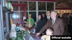 Президент Казахстана Нурсултан Назарбаев на открытии развлекательного парка с супругой Сарой и внуком Айсултаном (справа). Алматы, 1997 год.