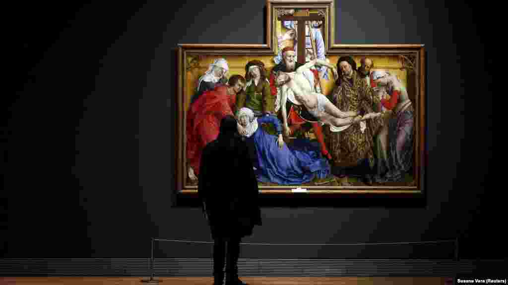 Основою картинного каталогу стала королівська колекція, яку збирали ще з 16…го століття. На той час вона складала понад 1500 картин. На фото картина &laquo;Зняття з хреста&raquo; Рогіра ван дер Вейдена, XV століття.