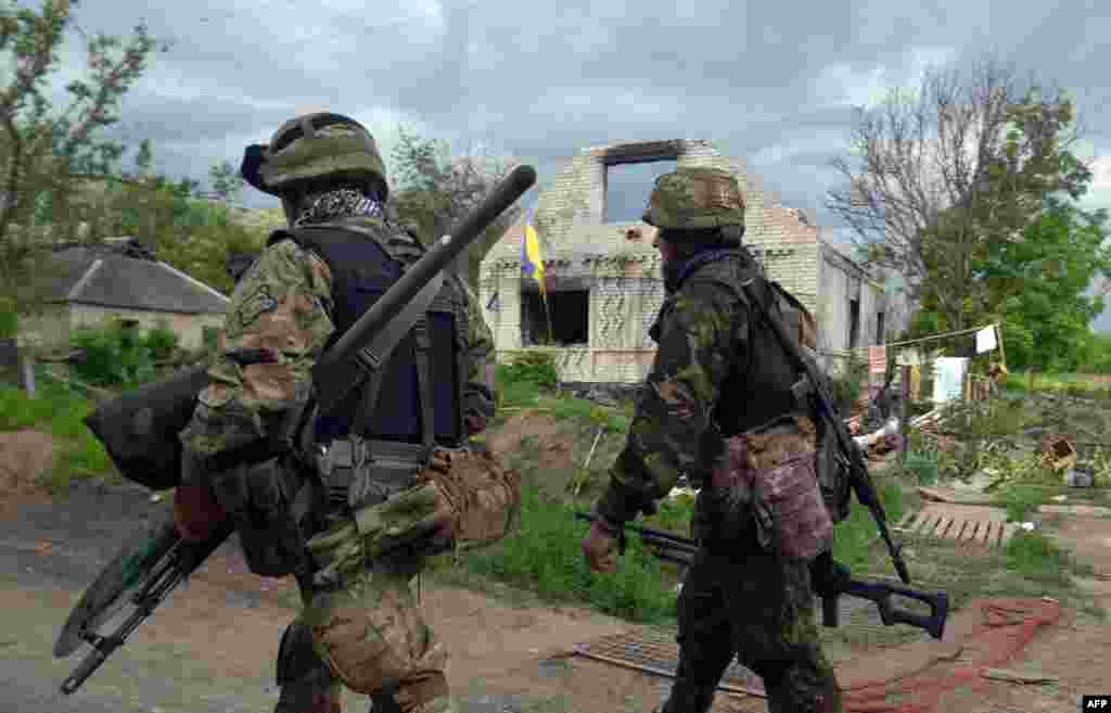 Українські військові прямують до передової лінії оборони неподалік Донецька, 28 травня 2015 року​