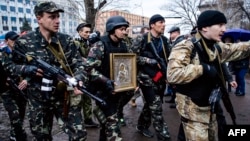 Luqansk şəhərində Ukraynanın Təhlükəsizlik Xidmətinin binasına hücum edən Rusiya yönümlü silahlı separatçılar. 13 aprel 2014