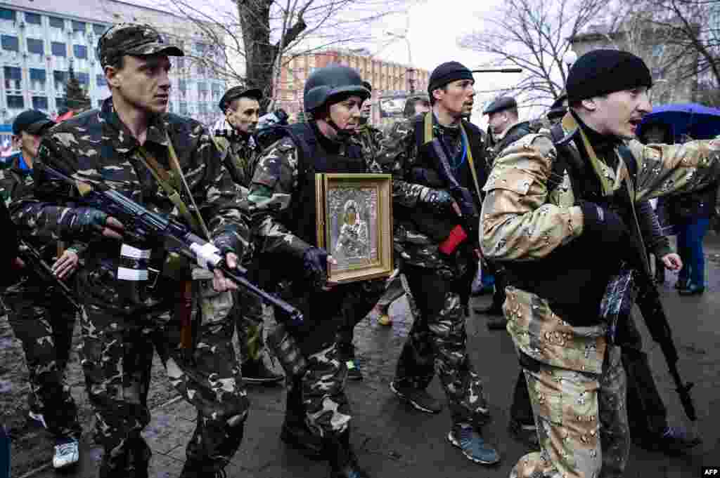 Озброєні проросійські активісти біля будівлі СБУ в Луганську, 13 квітня 2014 року