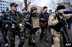 Вооруженные представители пророссийских сил в Луганске, 13 апреля 2014 года. Фото: AFP